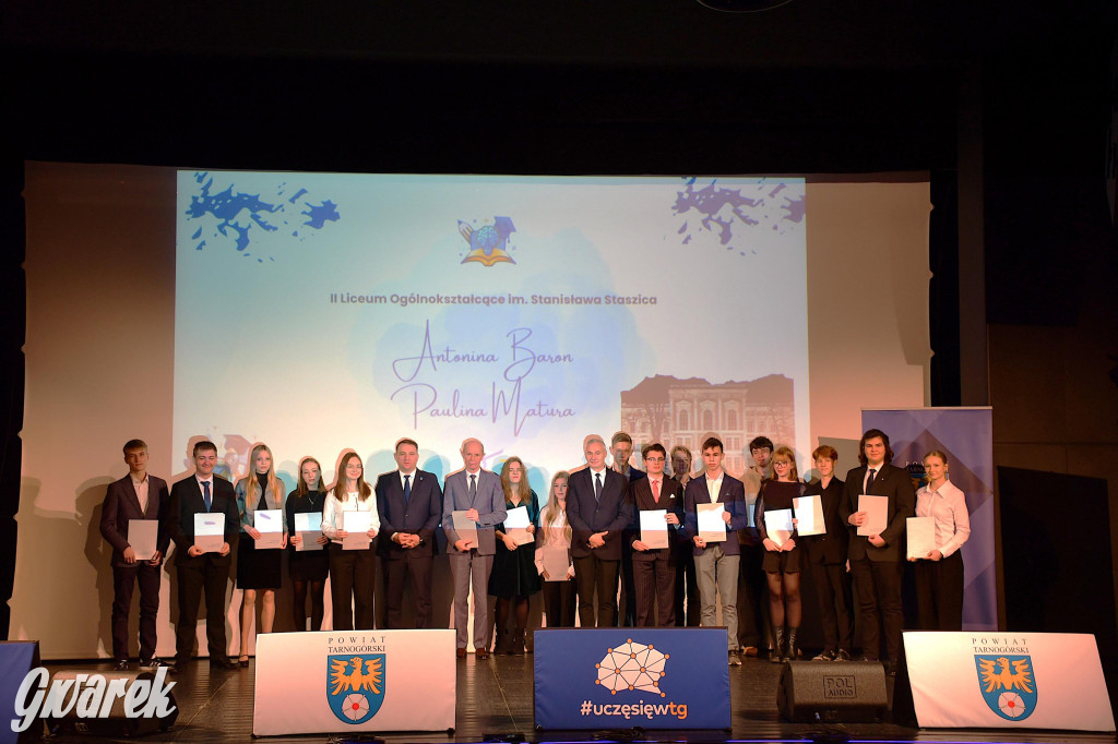 Uczniowie i studenci otrzymali stypendia powiatu