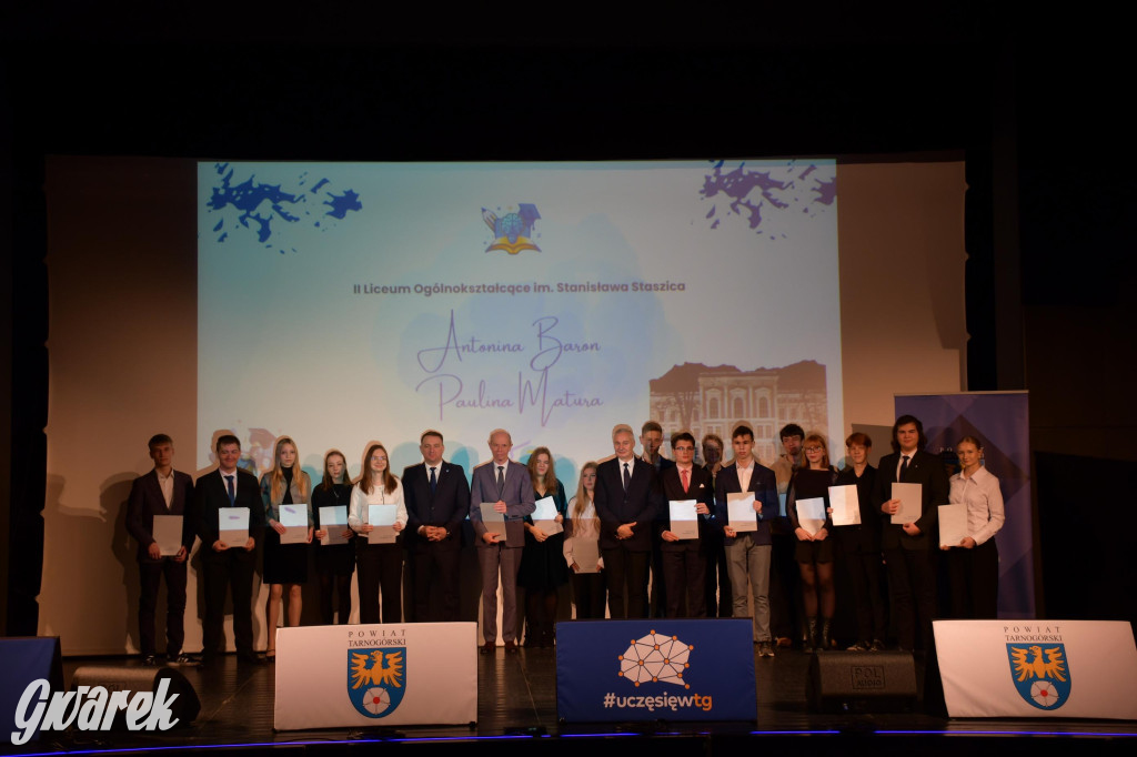 Uczniowie i studenci otrzymali stypendia powiatu