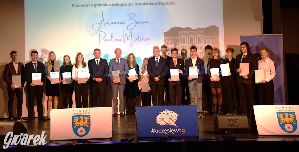 Uczniowie i studenci otrzymali stypendia powiatu