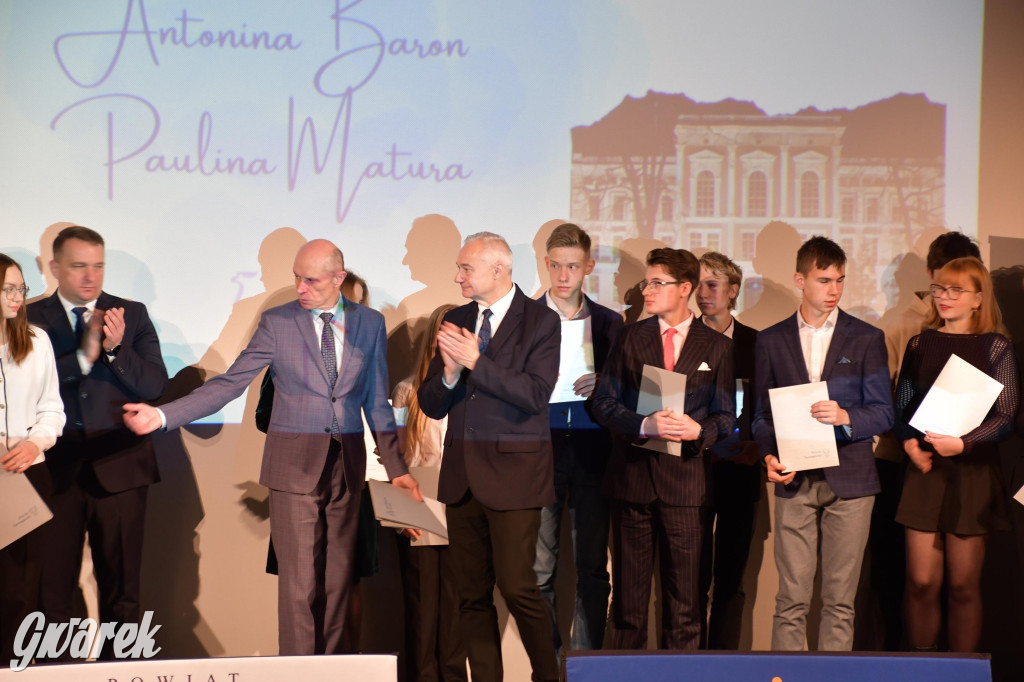 Uczniowie i studenci otrzymali stypendia powiatu