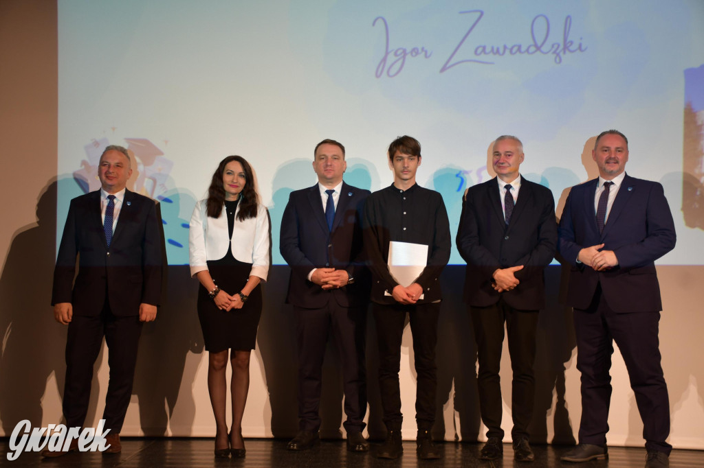 Uczniowie i studenci otrzymali stypendia powiatu