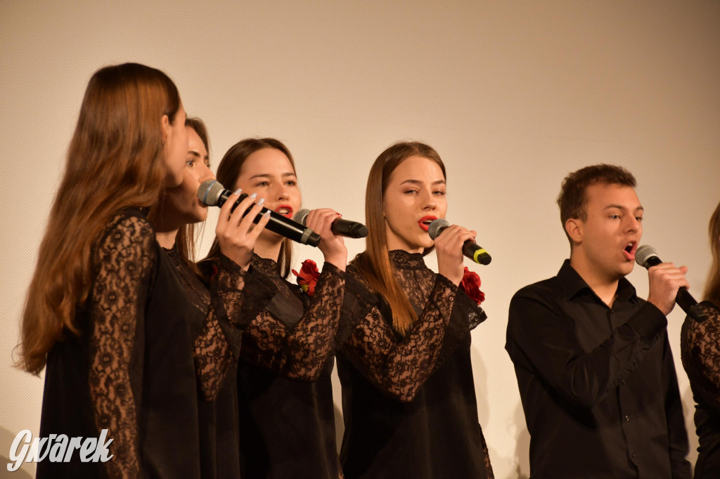 Uczniowie i studenci otrzymali stypendia powiatu