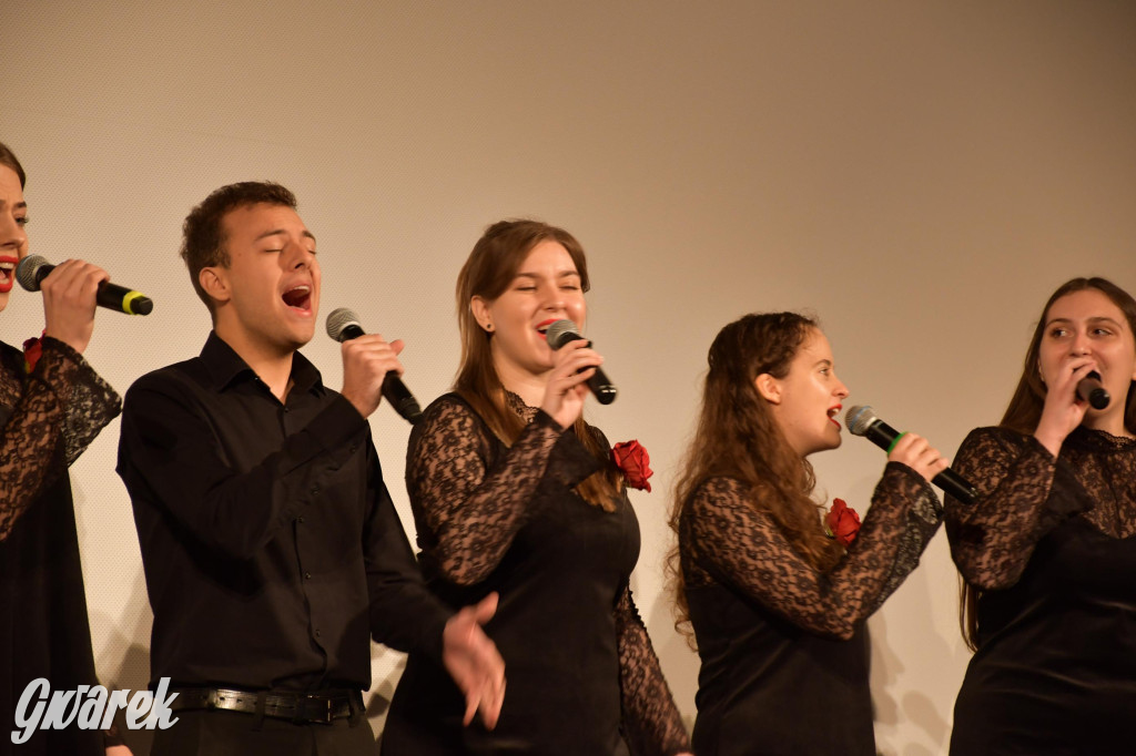 Uczniowie i studenci otrzymali stypendia powiatu