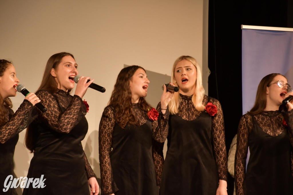 Uczniowie i studenci otrzymali stypendia powiatu