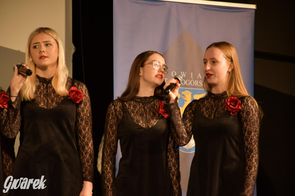 Uczniowie i studenci otrzymali stypendia powiatu