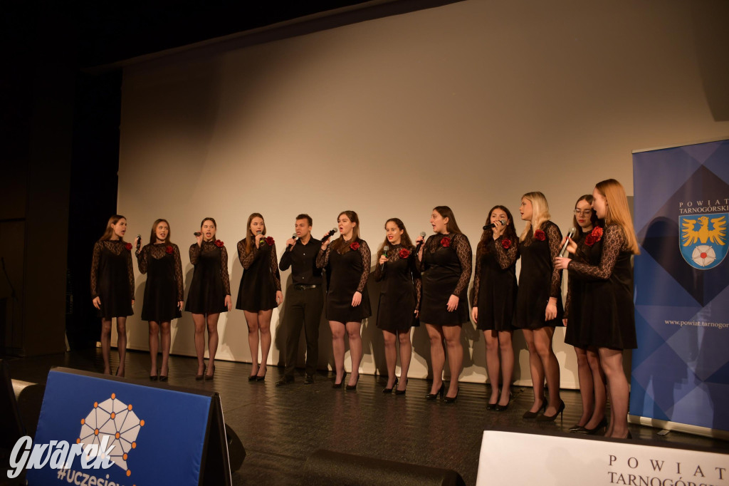 Uczniowie i studenci otrzymali stypendia powiatu