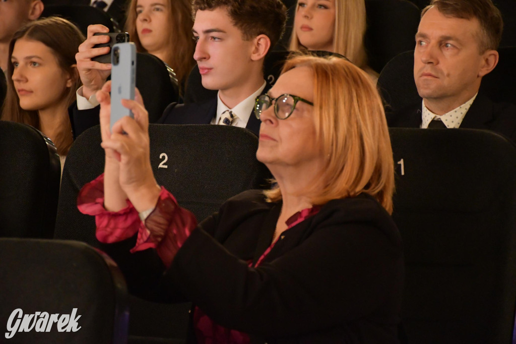 Uczniowie i studenci otrzymali stypendia powiatu