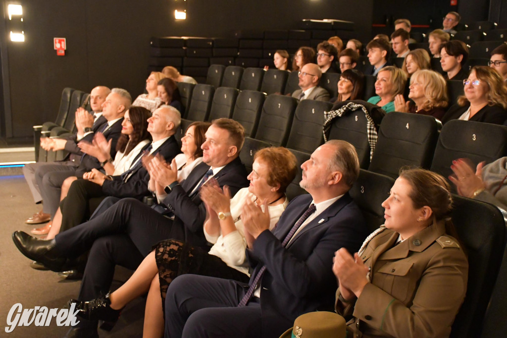 Uczniowie i studenci otrzymali stypendia powiatu