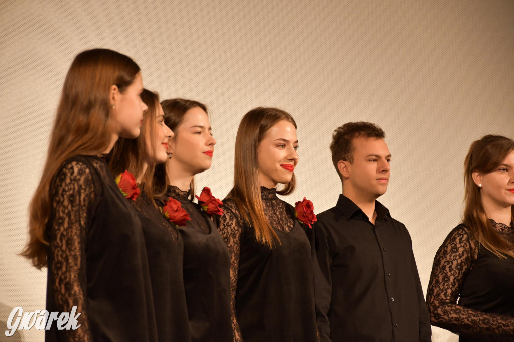 Uczniowie i studenci otrzymali stypendia powiatu