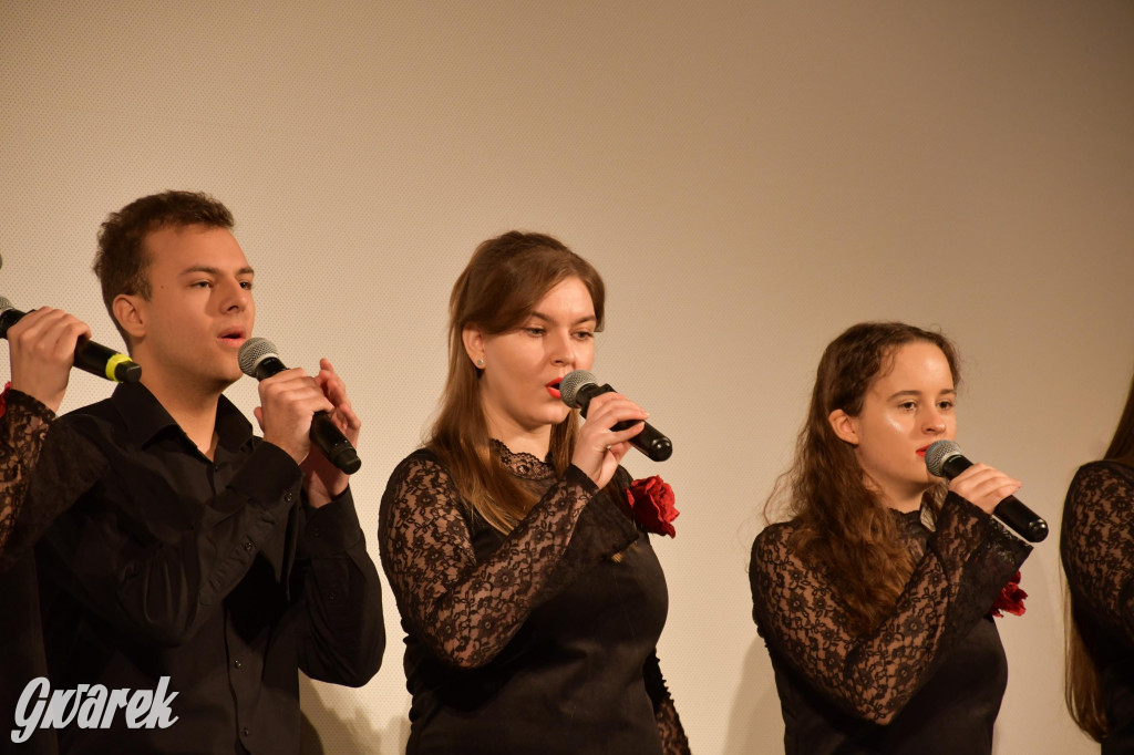 Uczniowie i studenci otrzymali stypendia powiatu