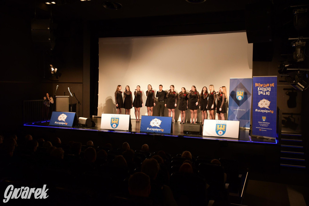 Uczniowie i studenci otrzymali stypendia powiatu