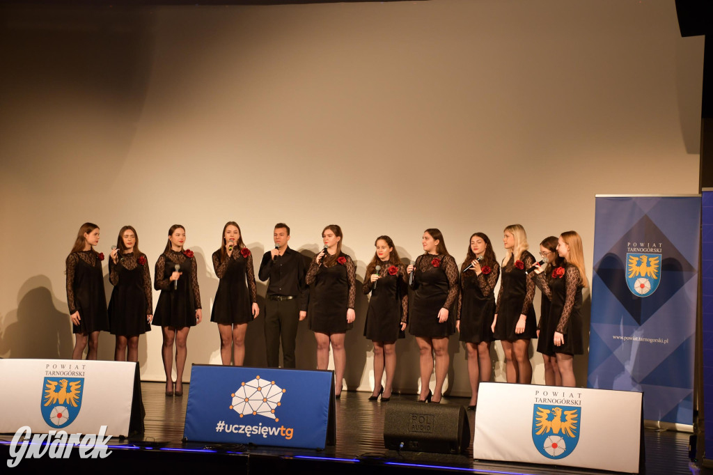 Uczniowie i studenci otrzymali stypendia powiatu