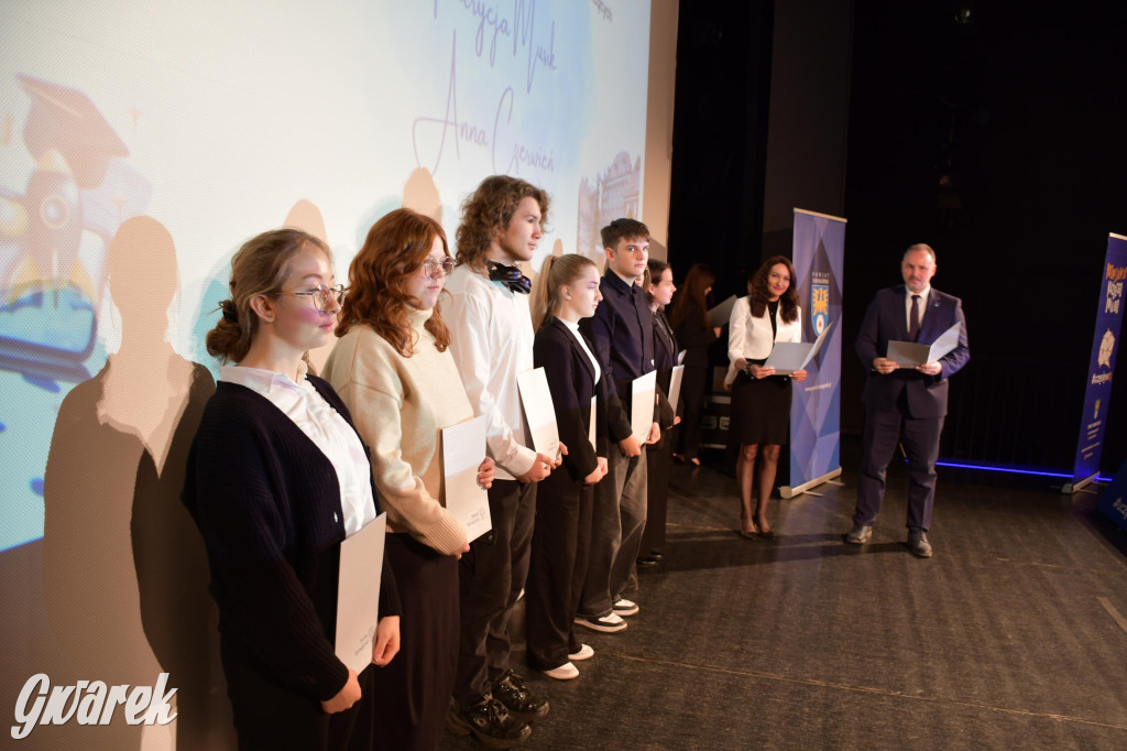 Uczniowie i studenci otrzymali stypendia powiatu