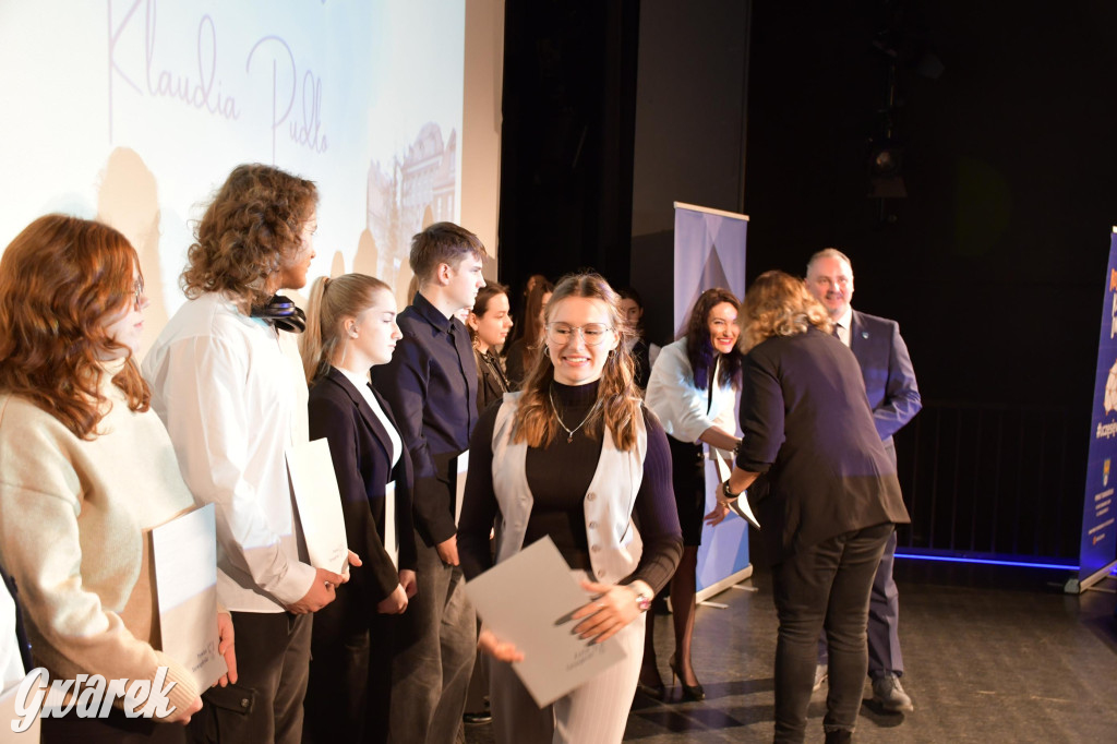 Uczniowie i studenci otrzymali stypendia powiatu