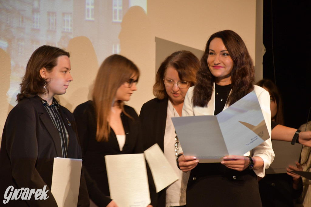 Uczniowie i studenci otrzymali stypendia powiatu