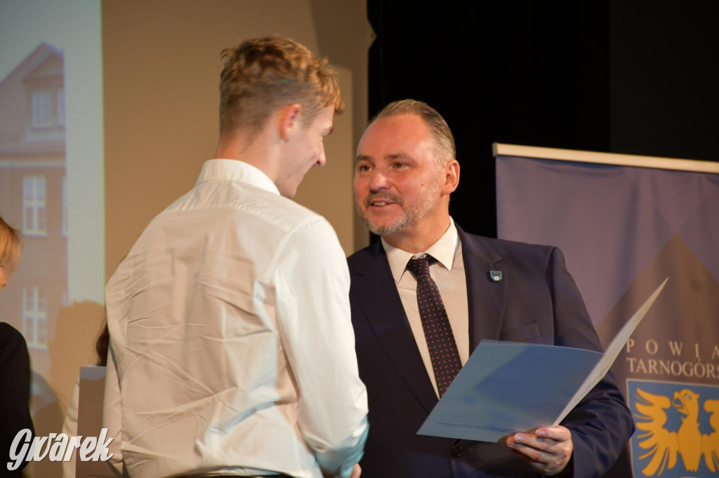 Uczniowie i studenci otrzymali stypendia powiatu