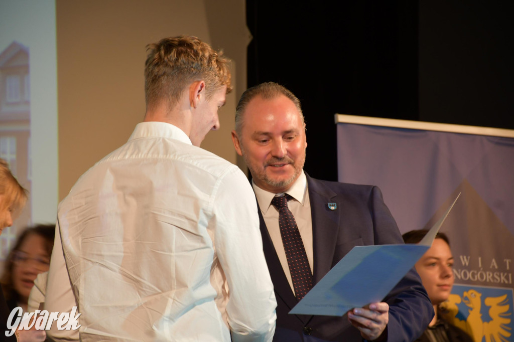 Uczniowie i studenci otrzymali stypendia powiatu