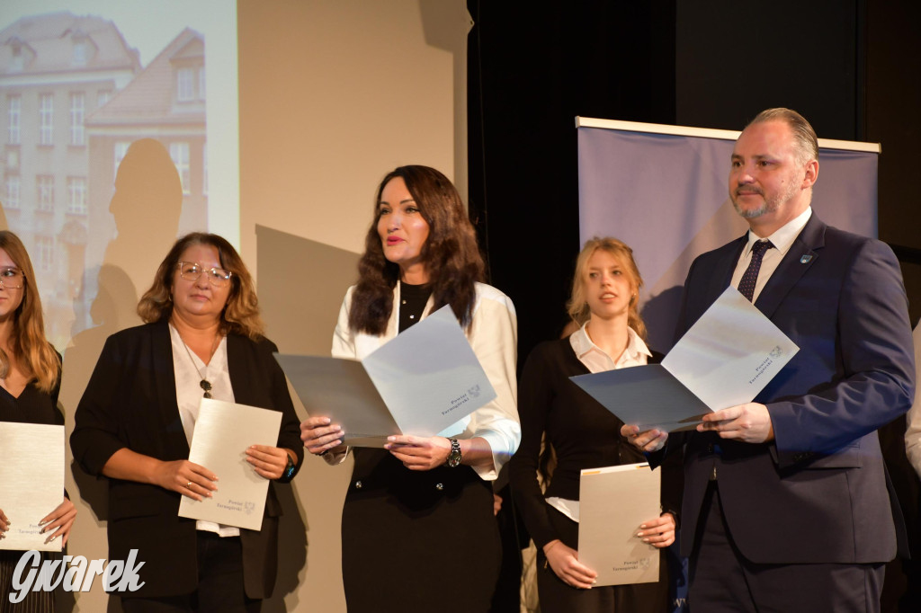 Uczniowie i studenci otrzymali stypendia powiatu