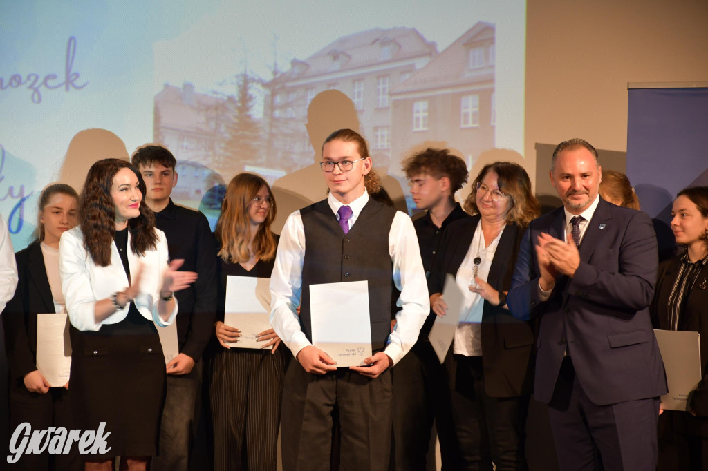 Uczniowie i studenci otrzymali stypendia powiatu