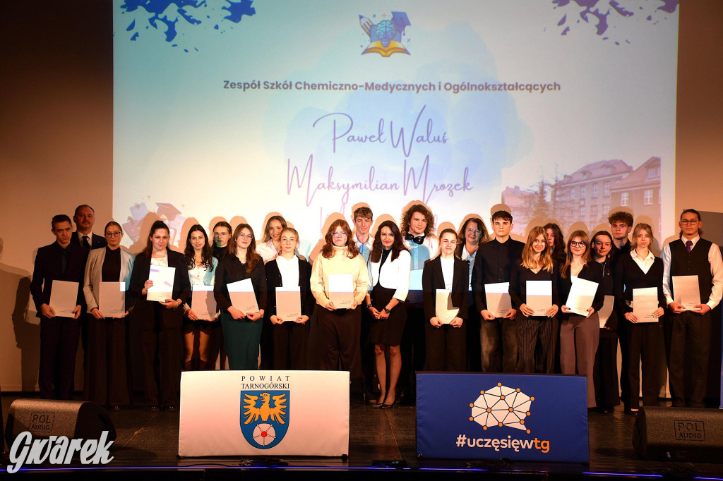 Uczniowie i studenci otrzymali stypendia powiatu