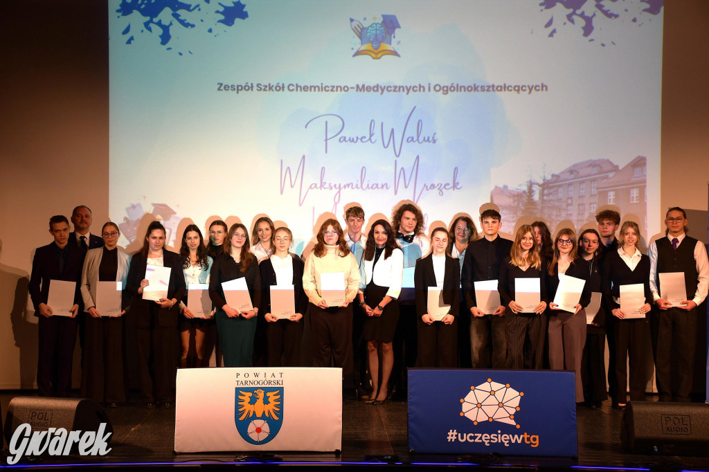 Uczniowie i studenci otrzymali stypendia powiatu