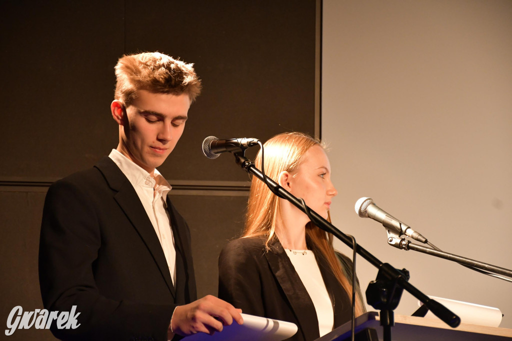 Uczniowie i studenci otrzymali stypendia powiatu