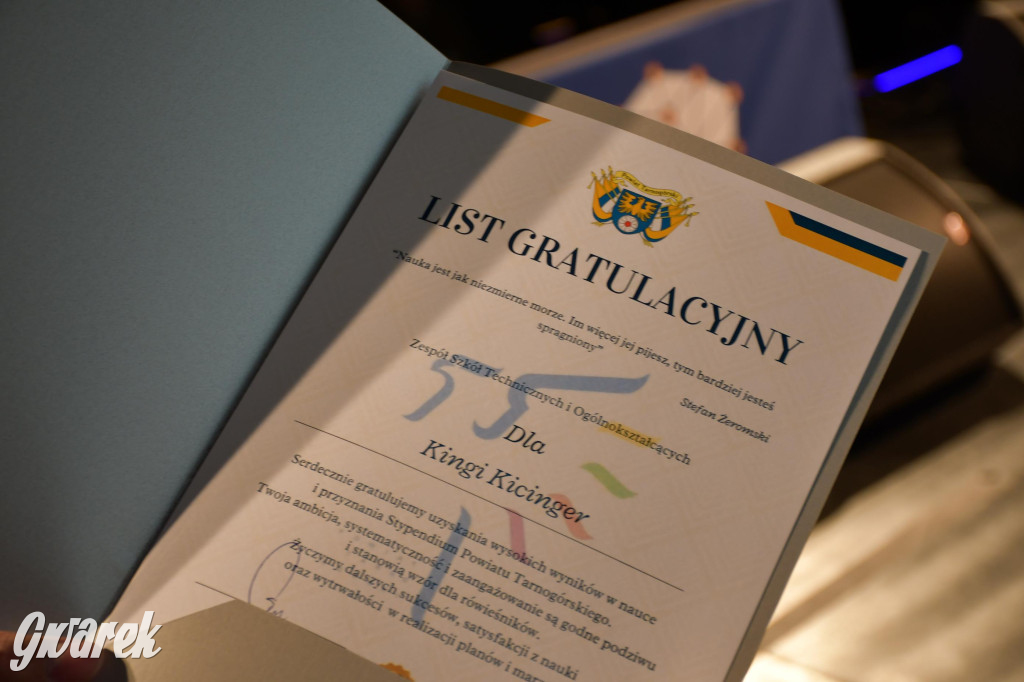 Uczniowie i studenci otrzymali stypendia powiatu