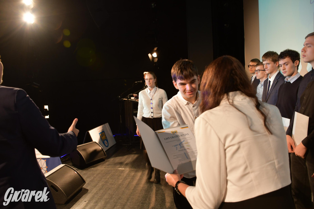 Uczniowie i studenci otrzymali stypendia powiatu