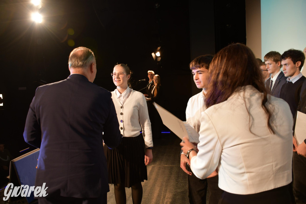 Uczniowie i studenci otrzymali stypendia powiatu