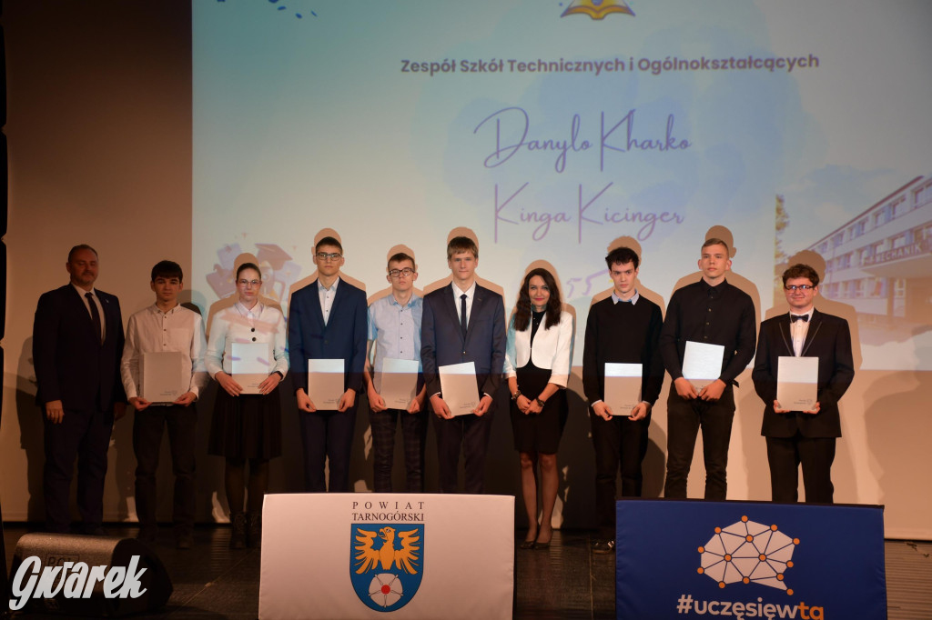 Uczniowie i studenci otrzymali stypendia powiatu