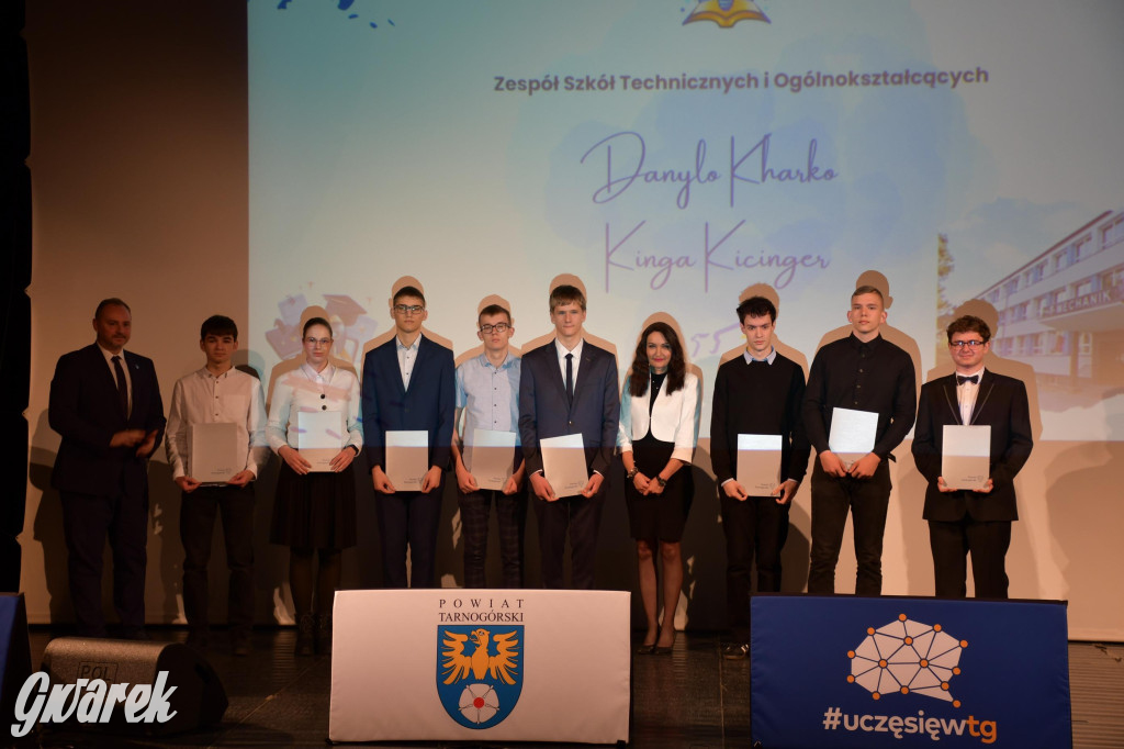 Uczniowie i studenci otrzymali stypendia powiatu