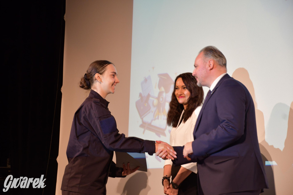 Uczniowie i studenci otrzymali stypendia powiatu