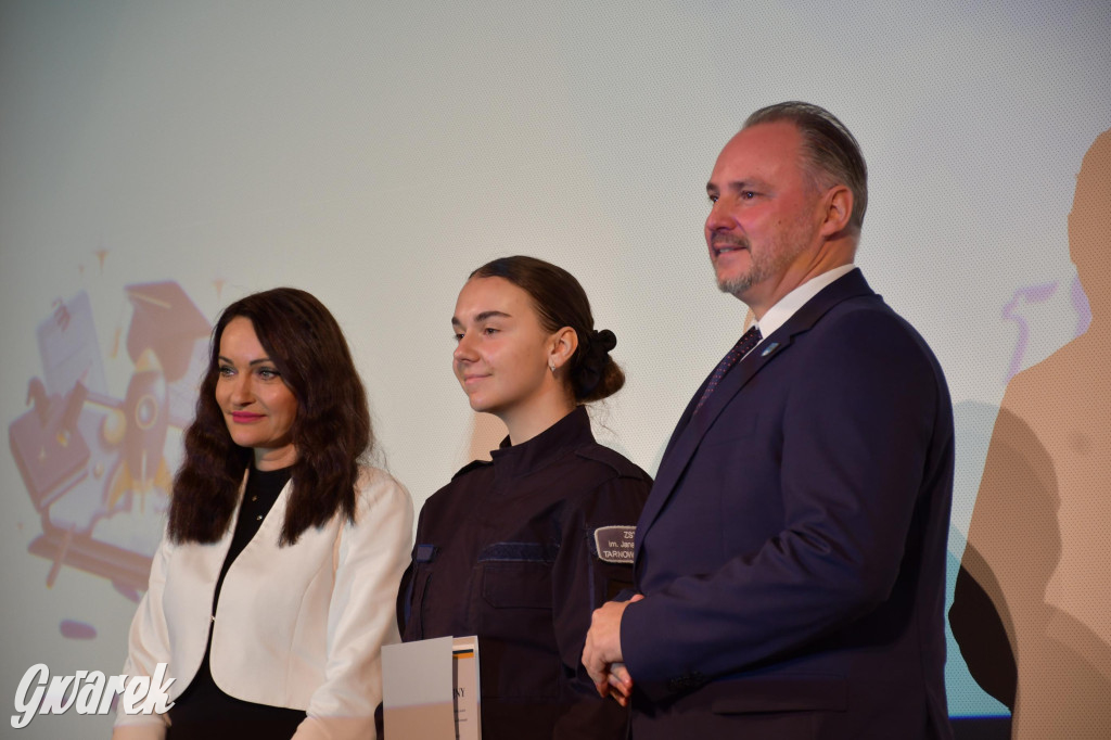 Uczniowie i studenci otrzymali stypendia powiatu