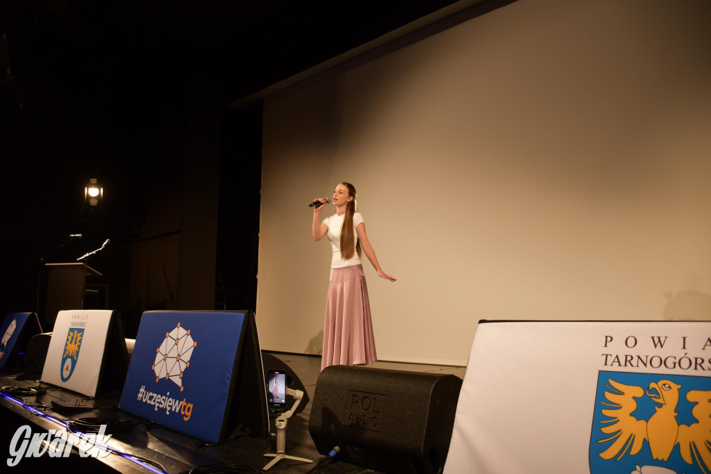 Uczniowie i studenci otrzymali stypendia powiatu