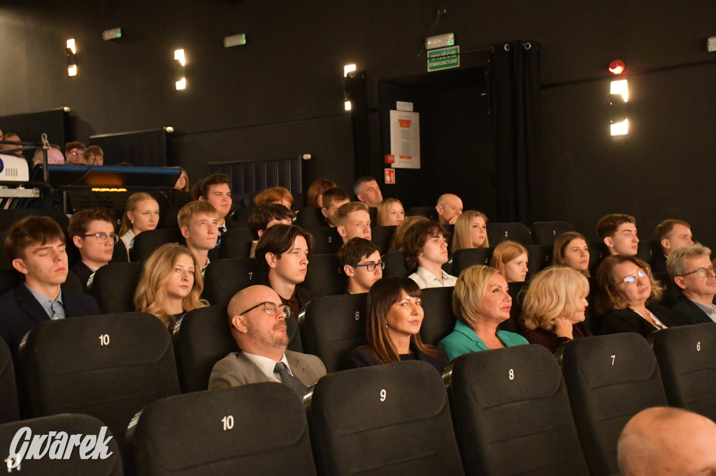 Uczniowie i studenci otrzymali stypendia powiatu