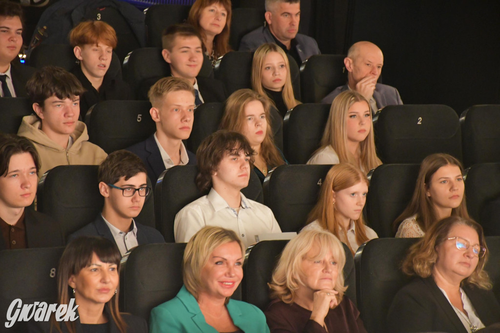 Uczniowie i studenci otrzymali stypendia powiatu