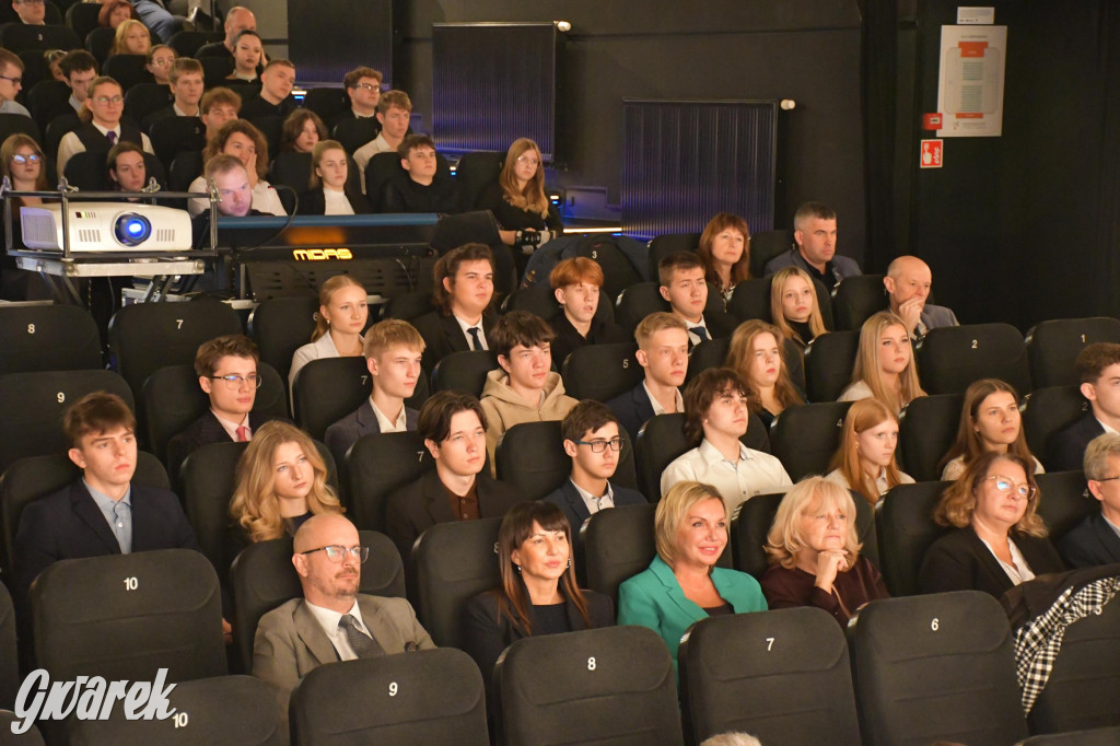 Uczniowie i studenci otrzymali stypendia powiatu