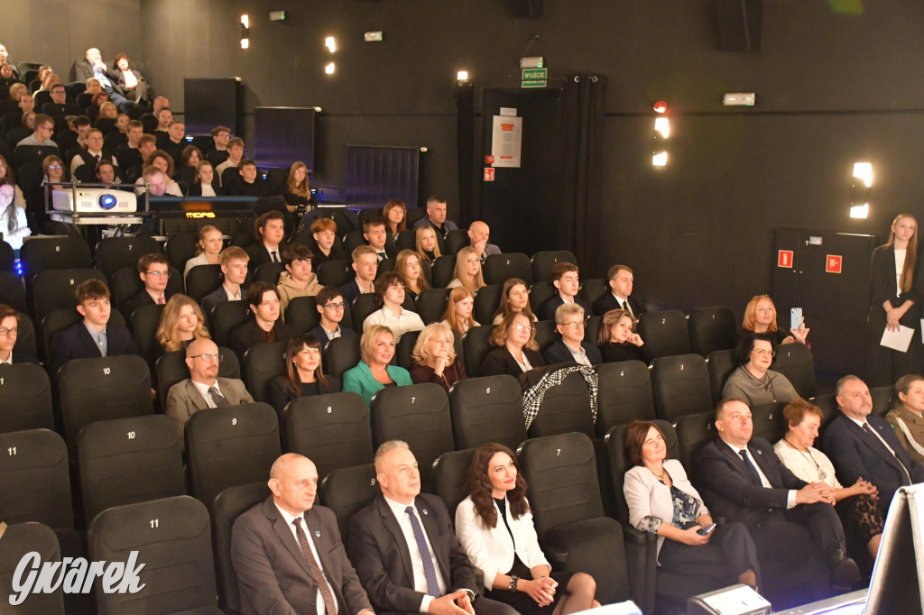 Uczniowie i studenci otrzymali stypendia powiatu