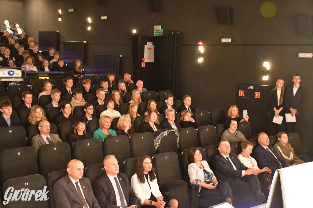 Uczniowie i studenci otrzymali stypendia powiatu