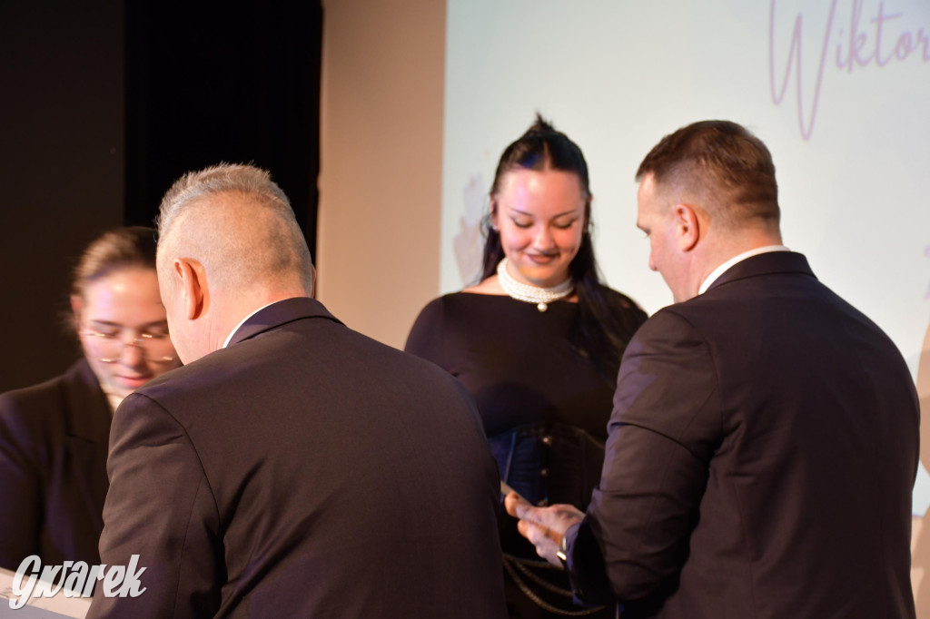 Uczniowie i studenci otrzymali stypendia powiatu