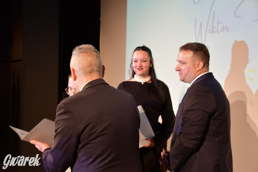 Uczniowie i studenci otrzymali stypendia powiatu