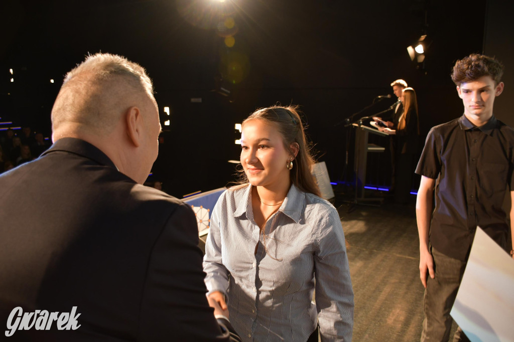 Uczniowie i studenci otrzymali stypendia powiatu