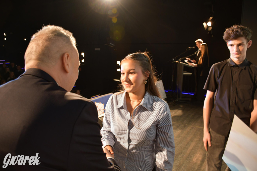 Uczniowie i studenci otrzymali stypendia powiatu