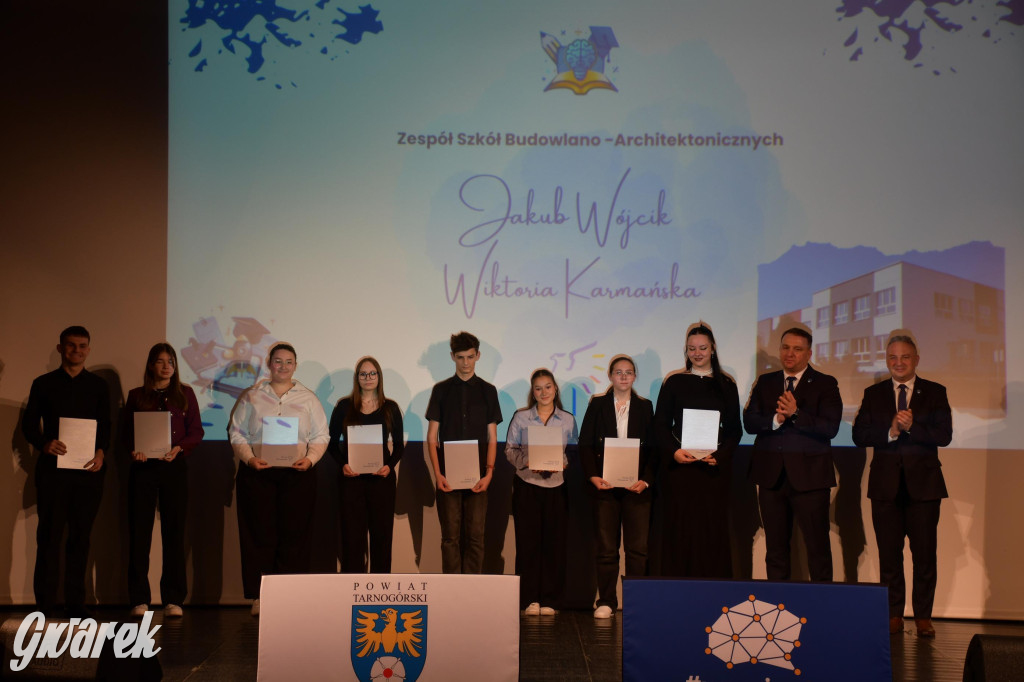 Uczniowie i studenci otrzymali stypendia powiatu