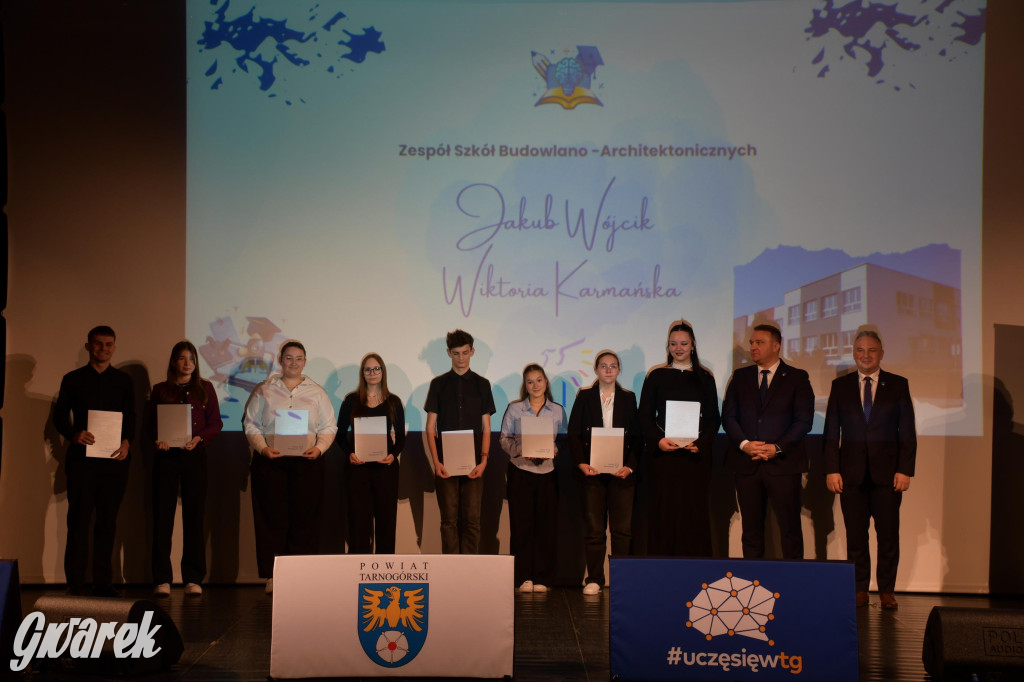 Uczniowie i studenci otrzymali stypendia powiatu