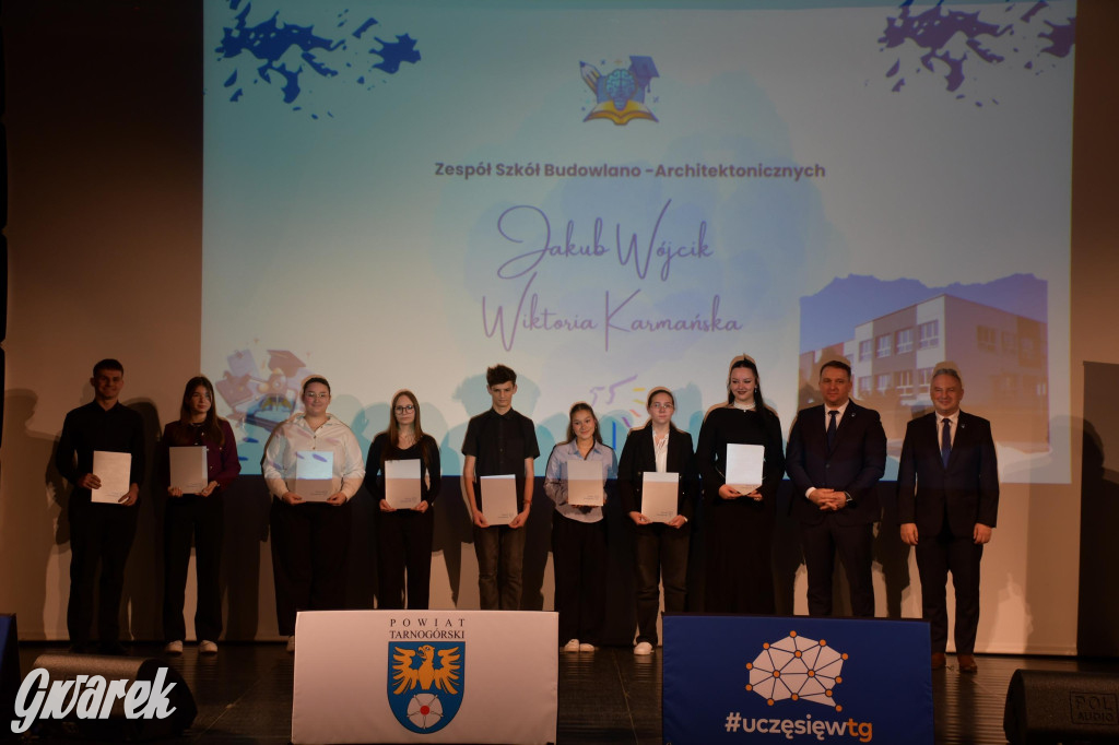 Uczniowie i studenci otrzymali stypendia powiatu