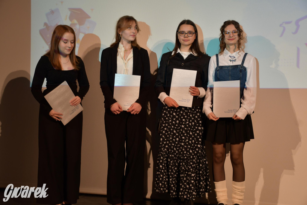 Uczniowie i studenci otrzymali stypendia powiatu