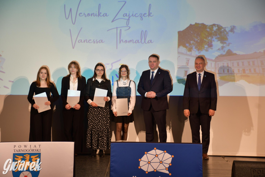 Uczniowie i studenci otrzymali stypendia powiatu