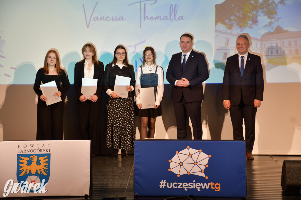 Uczniowie i studenci otrzymali stypendia powiatu