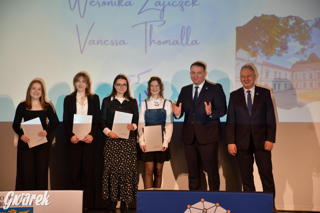 Uczniowie i studenci otrzymali stypendia powiatu